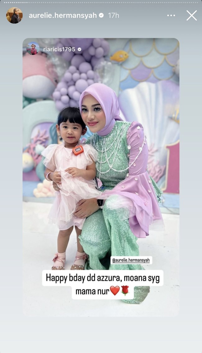 Aurel juga sempat berpose bersama Moana, putri Ria Ricis yang juga hadir di acara ultah Azura. Dengan riasan ala mermaid look dan tambahan pearl di samping matanya membuat penampilan Aurel kian meemukau. Foto: Instagram/@aurelie.hermansyah