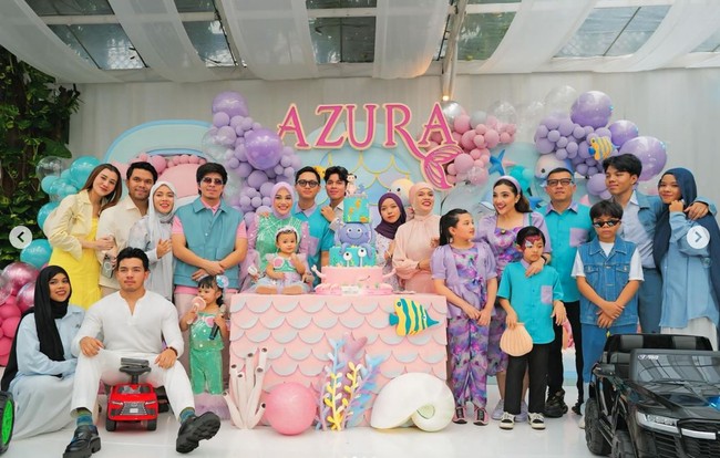 Acara ulang tahun Azura itu tampak ramai dihadiri oleh keluarga Atta dan Aurel. Ibunda Atta, Lenggogeni Faruk bersama adik-adik Atta tampak turut hadir. Begitu pula halnya dengan keluarga Ashanty dan Anang yang juga ikut memeriahkan acara. Foto: Instagram/@aurelie.hermansyah