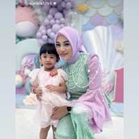 Aurel juga sempat berpose bersama Moana, putri Ria Ricis yang juga hadir di acara ultah Azura. Dengan riasan ala mermaid look dan tambahan pearl di samping matanya membuat penampilan Aurel kian meemukau. Foto: Instagram/@aurelie.hermansyah