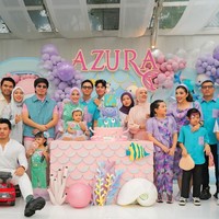 Acara ulang tahun Azura itu tampak ramai dihadiri oleh keluarga Atta dan Aurel. Ibunda Atta, Lenggogeni Faruk bersama adik-adik Atta tampak turut hadir. Begitu pula halnya dengan keluarga Ashanty dan Anang yang juga ikut memeriahkan acara. Foto: Instagram/@aurelie.hermansyah