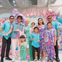Aurel tampil mengenakan busana berwarna hijau dan ungu muda, senada dengan kedua putrinya, Ameena dan Azura. Berkonsep mermaid look, setelan busana yang dikenakan Aurel itu tampak terdiri dari atasan lengan panjang model lengan terompet dan celana panjang. Foto: Instagram/@aurelie.hermansyah