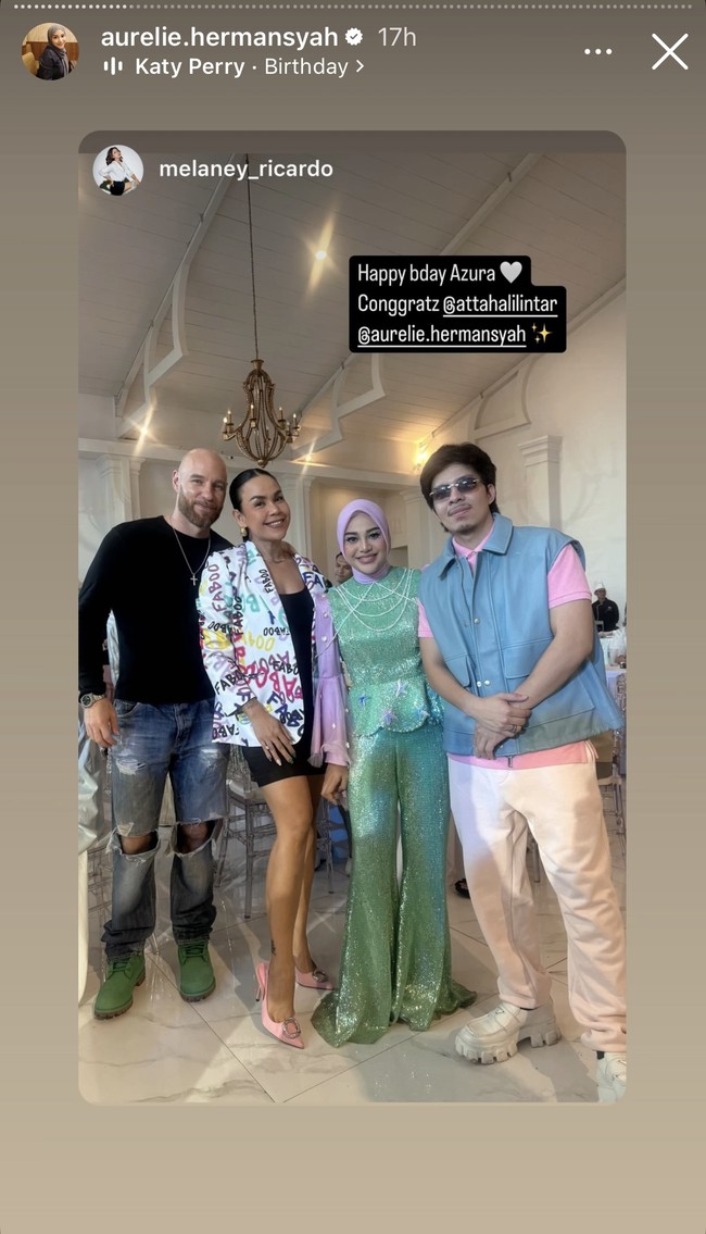Berpose diantara Melanie Ricardo dan Atta Halilintar, tubuh Aurel kini terlihat jadi semakin kecil lantaran sukses menjalani diet. Penampilannya pun banjir pujian netizen. Foto: Instagram/@aurelie.hermansyah
