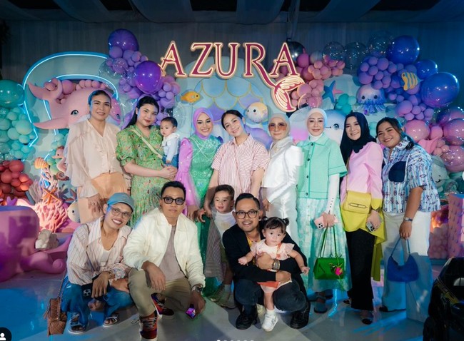Dari unggahan yang dibagikan juga terlihat acara ulang tahun Azura itu ramaii dihadiri oleh para rekan artis yang membawa serta anak-anak mereka. Nagita Slavina hingga Shandy Purnamasari tampak hadir dan berpose bersama. Foto: Instagram/@aurelie.hermansyah