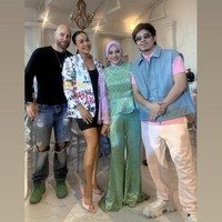 Berpose diantara Melanie Ricardo dan Atta Halilintar, tubuh Aurel kini terlihat jadi semakin kecil lantaran sukses menjalani diet. Penampilannya pun banjir pujian netizen. Foto: Instagram/@aurelie.hermansyah