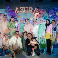Dari unggahan yang dibagikan juga terlihat acara ulang tahun Azura itu ramaii dihadiri oleh para rekan artis yang membawa serta anak-anak mereka. Nagita Slavina hingga Shandy Purnamasari tampak hadir dan berpose bersama. Foto: Instagram/@aurelie.hermansyah