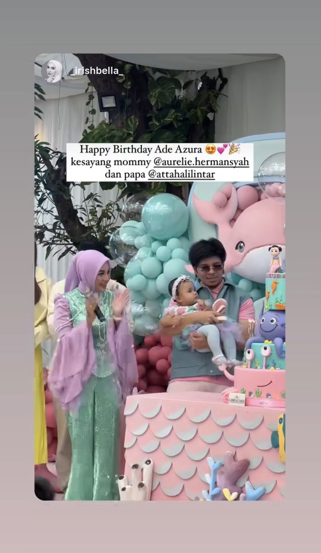 Terlihat Aurel dan Atta yang kompak menemani putri mereka di acara ulang tahun tersebut. Atta sendiri memilih tampil mengenakan kemeja merah muda dipadukan dengan rompi berwarna hijau. Foto: Instagram/@aurelie.hermansyah