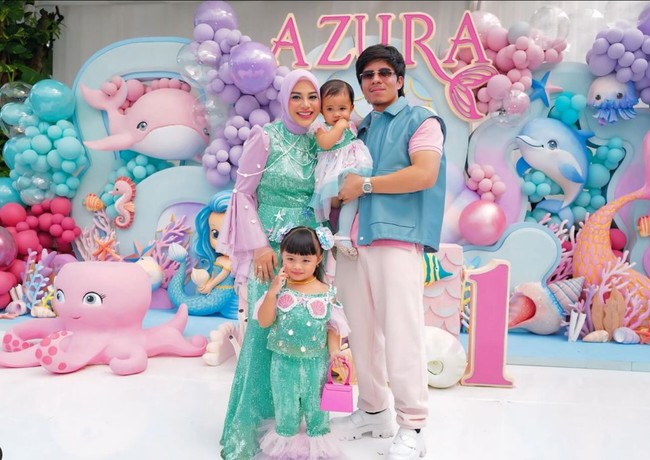 Putri kedua Aurel dan Atta, Azura, baru saja berusia 1 tahun. Untuk merayakannya, Aurel dan Atta menggelar pesta dengan tema mermaid. Aurel dan keluarganya itu tampil kompak dalam balutan busana berwarna cerah. Foto: Instagram/@aurelie.hermansyah