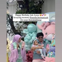 Terlihat Aurel dan Atta yang kompak menemani putri mereka di acara ulang tahun tersebut. Atta sendiri memilih tampil mengenakan kemeja merah muda dipadukan dengan rompi berwarna hijau. Foto: Instagram/@aurelie.hermansyah
