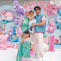 Putri kedua Aurel dan Atta, Azura, baru saja berusia 1 tahun. Untuk merayakannya, Aurel dan Atta menggelar pesta dengan tema mermaid. Aurel dan keluarganya itu tampil kompak dalam balutan busana berwarna cerah. Foto: Instagram/@aurelie.hermansyah