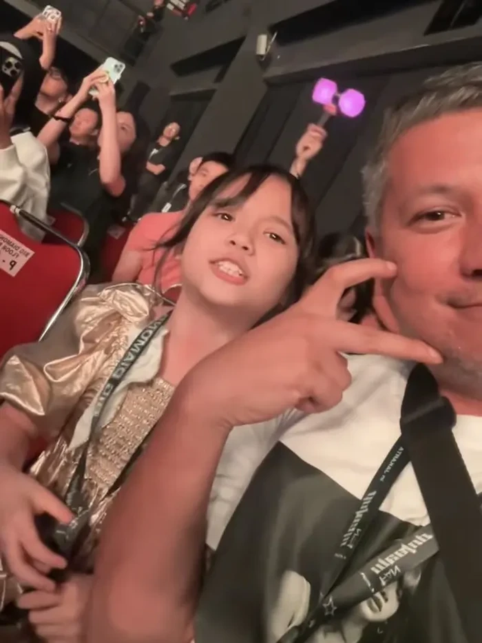 Ayah temani putrinya nonton fan meeting Lisa BLACKPINK