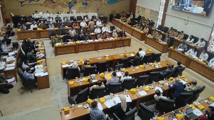 Badan Legislasi (Baleg) DPR membahas soal Rancangan Undang-Undang Program Legislasi Nasional (Prolegnas) tahun 2024-2029, Senin (18/11/2024). Dalam rapat yang diselenggarakan dengan Kemendagri, Kemhum, dan DPD mencakup pembahasan soal RUU prioritas 2025.