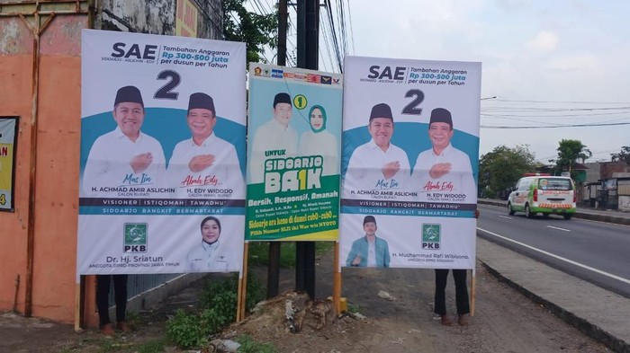 Baliho anak dan istri Cabup Sidoarjo Subandi mendukung paslon lain