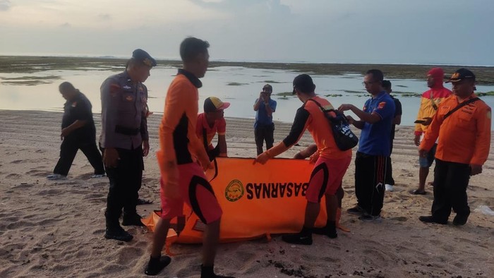 Tim SAR gabungan mengevakuasi jasad Ansori yang ditemukan terdampar di Pantai Pandawa, Badung, menuju rumah sakit, Senin (18/11/2024) pagi.