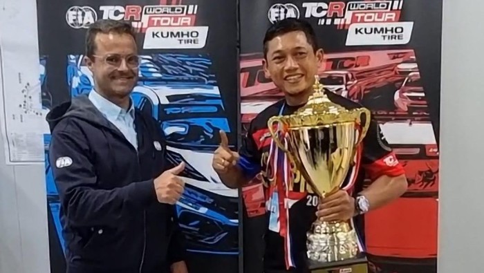 Pebalap Indonesia Benny Santoso menuntaskan TCR Asia Series 2024 dengan gemilang. Benny jadi juara di Class Cup, Minggu (17/11/2024)