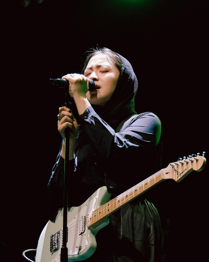 Bernadya Bernadya gunakan penutup kepala saat manggung di Aceh.
