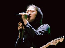 Bernadya Tampil dengan Penutup Kepala saat Manggung di Aceh