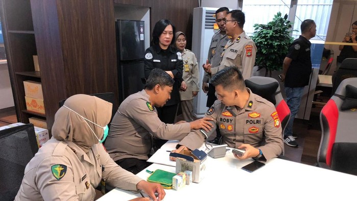 Biddokes Polda Metro Jaya mengecek kesehatan personel.