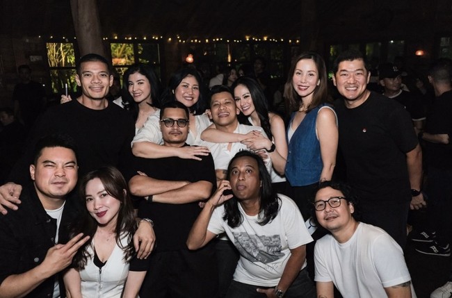 Setelah go publik, Jessica dan Boris tampaknya juga sudah tak malu-malu lagi memamerkan kemesraan mereka. Berpose bersama para sahabatnya, Jessica tampak merangkul mesra Boris. Foto: Instagram/@jessicajuliantiano