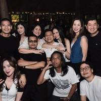 Setelah go publik, Jessica dan Boris tampaknya juga sudah tak malu-malu lagi memamerkan kemesraan mereka. Berpose bersama para sahabatnya, Jessica tampak merangkul mesra Boris. Foto: Instagram/@jessicajuliantiano