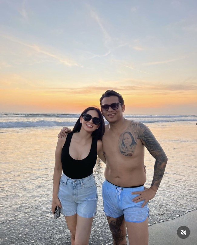 Dari foto yang dibagikan terlihat jika Jessica dan Boris juga sempat berlibur bersama ke Bali. Keduanya pun membagikan momen mereka saling merangkul dengan latar belakang sunset di pantai. Foto: Instagram/@jessicajuliantiano