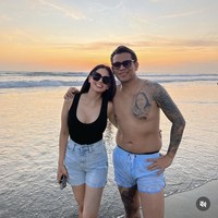 Dari foto yang dibagikan terlihat jika Jessica dan Boris juga sempat berlibur bersama ke Bali. Keduanya pun membagikan momen mereka saling merangkul dengan latar belakang sunset di pantai. Foto: Instagram/@jessicajuliantiano