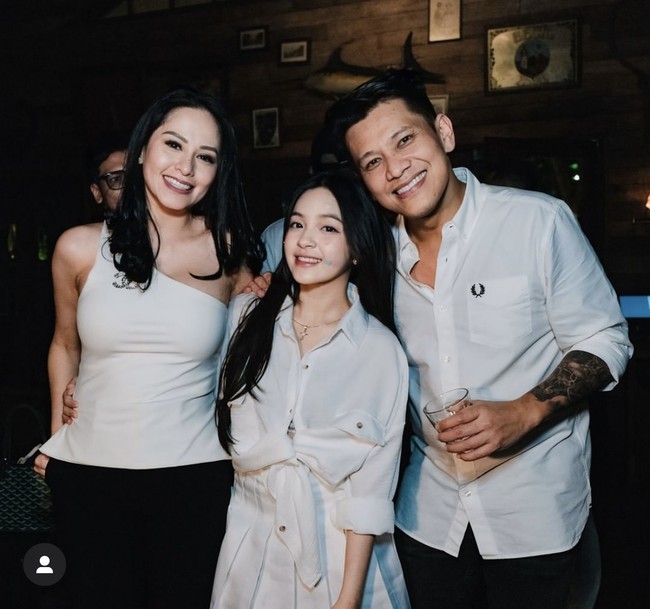 Terbaru, keduanya tampak kompak menghadiri acara ulang tahun Elsa Japasal. Jessica tampil cantik mengenakan pakaian one shoulder berwarna putih, sementara Boris tampil dengan kemeja yang juga berwarna putih, senada dengan kekasihnya. Foto: Instagram/@jessicajuliantiano