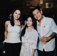 Terbaru, keduanya tampak kompak menghadiri acara ulang tahun Elsa Japasal. Jessica tampil cantik mengenakan pakaian one shoulder berwarna putih, sementara Boris tampil dengan kemeja yang juga berwarna putih, senada dengan kekasihnya. Foto: Instagram/@jessicajuliantiano