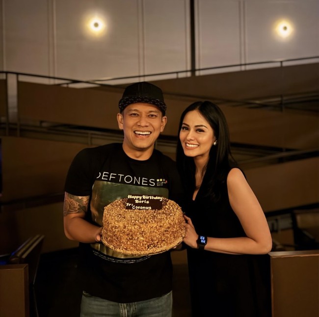 Boris Bokir dan Jessica Juliantiano pertama kali go publik di hari ulang tahun Boris. Dalam unggahannya pada 25 Mei lalu, Jessica memamerkan foto dirinya memberikan kejutan kue ulang tahun untuk Boris. Di keterangan unggahannya Jessica juga menyebut Boris dengan panggilan sayang. Happy birthday sayangku @borisbokir_ happily ever after laffyouuuu, tulis Jessica. Foto: Instagram/@jessicajuliantiano