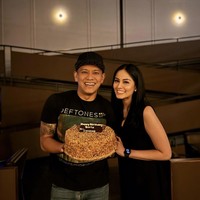 Boris Bokir dan Jessica Juliantiano pertama kali go publik di hari ulang tahun Boris. Dalam unggahannya pada 25 Mei lalu, Jessica memamerkan foto dirinya memberikan kejutan kue ulang tahun untuk Boris. Di keterangan unggahannya Jessica juga menyebut Boris dengan panggilan sayang. Happy birthday sayangku @borisbokir_ happily ever after laffyouuuu, tulis Jessica. Foto: Instagram/@jessicajuliantiano