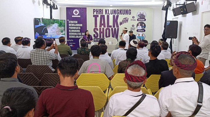BPC PHRI Klungkung menggelar diskusi tentang pariwisata berkelanjutan bersama pasangan calon (paslon) yang berlaga dalam Pilbup Klungkung 2024 di Nusa Penida, Senin (18/11/2024). (Foto: Istimewa)