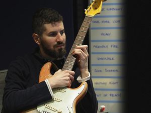 Gitaris Linkin Park Brad Delson Gak Mau Ikut Konser, Ini Alasannya
