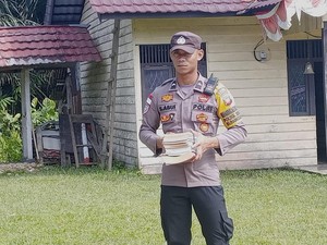 Dedikasi Bripda Santoni: Mengajar di Perbatasan Kalbar Atasi Kurangnya Guru