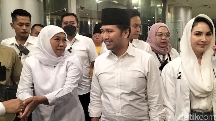 Calon Gubernur Jawa Timur nomor urut 2 Khofifah Indar Parawansa dan Emil Elestianto Dardak tiba di lokasi Debat Pamusngkas Pilgub Jatim di Grand City Surabaya. Keduanya datang pukul 18.22 WIB, Senin (18/11/2024).