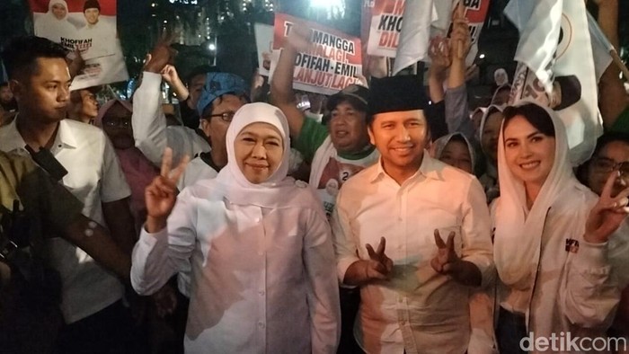 Calon Gubernur Jawa Timur nomor urut 2 Khofifah Indar Parawansa dan Emil Elestianto Dardak tiba di lokasi Debat Pamusngkas Pilgub Jatim di Grand City Surabaya. Keduanya datang pukul 18.22 WIB, Senin (18/11/2024).