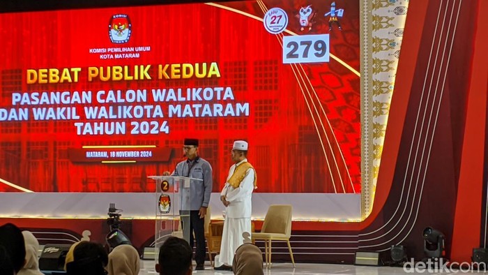 Calon wali kota Mataram nomor urut 2 Mohan Roliskana-TGH Mujiburahman saat debat kedua Pilwakot Mataram, Senin malam (18/11/2024).