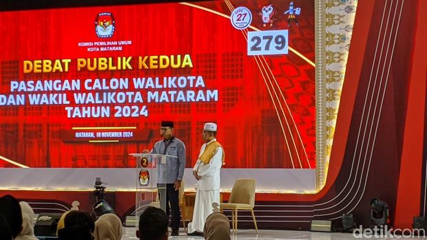 Calon wali kota Mataram nomor urut 2 Mohan Roliskana-TGH Mujiburahman saat debat kedua Pilwakot Mataram, Senin malam (18/11/2024).