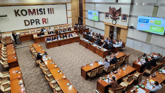 Uji kelayakan dan kepatutan calon pimpinan (capim) KPK oleh Komisi III DPR dimulai, Senin (18/11/2024). Capim KPK yang pertama diuji addalah Irjen Kementan, Setyo Budiyanto.