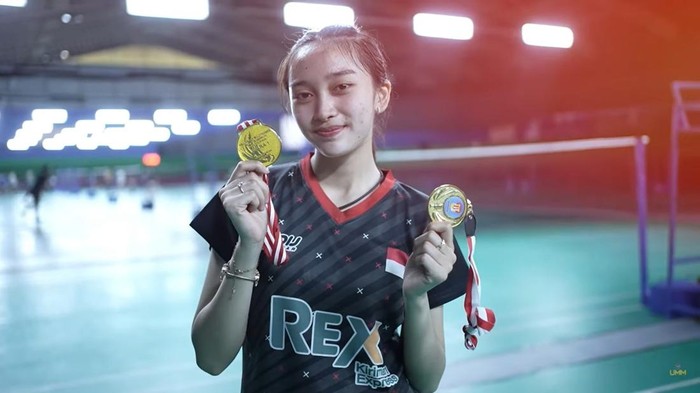 Cece memamerkan medali yang diraihnya Ngalam Mbois