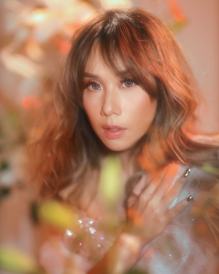 Cherly Juno, mantan personel Cherrybelle, kembali bermusik solo dengan single Cerita Kita.
