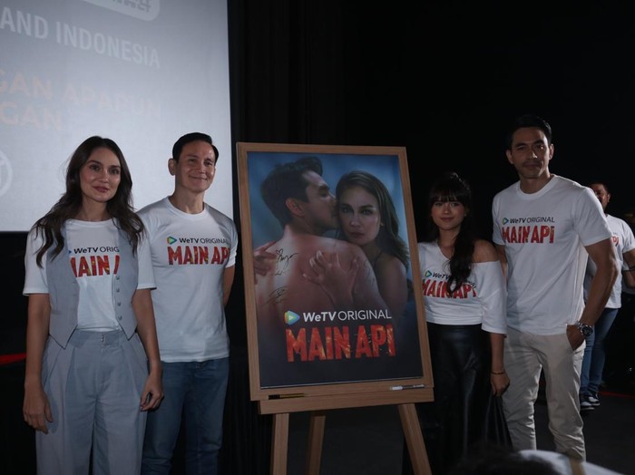 Darius Sinathrya bertransformasi untuk peran Alex di WeTV Original Main Api.