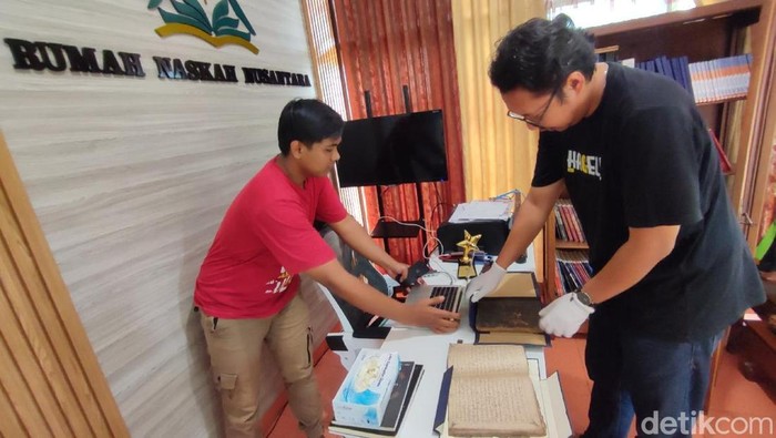 Digitalisasi naskah kuno di Ciamis.