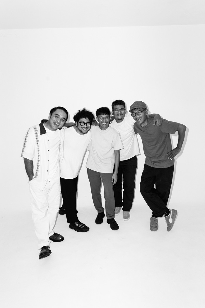 Dipha Barus Dipha Barus, Kunto Aji, dan The Adams berkolaborasi dalam proyek Rima Raga.