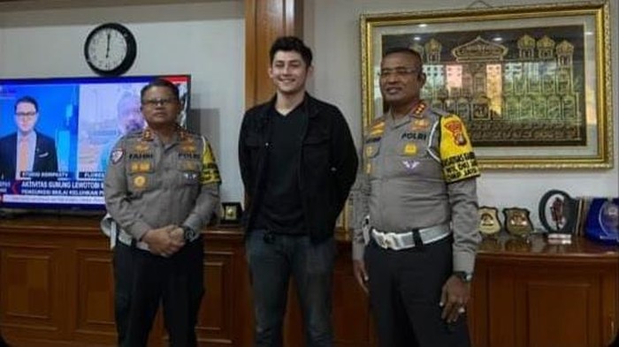 Ditlantas Polda Metro Jaya mengundang aktor Lachlan Gibson. (Dok. ist)