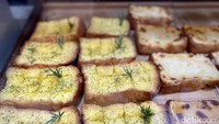 Drunk Bakery ini menawarkan roti Hokkaido, Jepang dengan berbagai varian. Mengingat Hokkaido dikenal sebagai penghasil susu yang digunakan sebagai campuran roti.