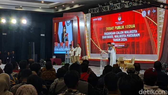 Dua paslon wali kota dan wakil wali kota Mataram Lalu Aria Dharma-Weis Arqurnain dan Mohan Roliskana-Mujiburrahman dalam debat kedua Pilwakot Mataram, Senin (18/11/2024). Foto: (Ahmad Viqi/detikBali).