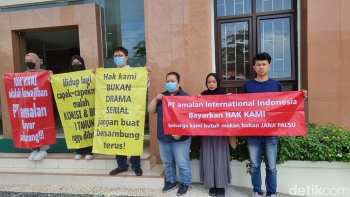 Para eks karyawan PT Amalan Internasional Indonesia (AII) gelar aksi di Pengadilan Tindak Pidana Korupsi dan Hubungan Industrial (PHI) Jogja, Senin (18/11/2024).