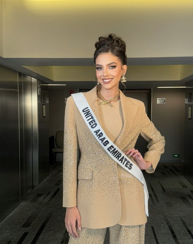Meski keikutsertaannya menjadi perbincangan lantaran Emilia bukanlah berdara Arab. National Director Miss Universe Poppy Capella menjelaskan bahwa organisasinya mendukung keberagaman. “UEA sangat mendukung harmonisasi pencampuran latar belakang, di mana wanita Emirat memimpin wanita ekspatriat dalam peran yang mendukung,” ungkap Poppy.  Foto: dok. Instagram @miss_dobreva_official