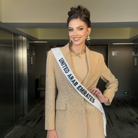 Meski keikutsertaannya menjadi perbincangan lantaran Emilia bukanlah berdara Arab. National Director Miss Universe Poppy Capella menjelaskan bahwa organisasinya mendukung keberagaman. “UEA sangat mendukung harmonisasi pencampuran latar belakang, di mana wanita Emirat memimpin wanita ekspatriat dalam peran yang mendukung,” ungkap Poppy.  Foto: dok. Instagram @miss_dobreva_official