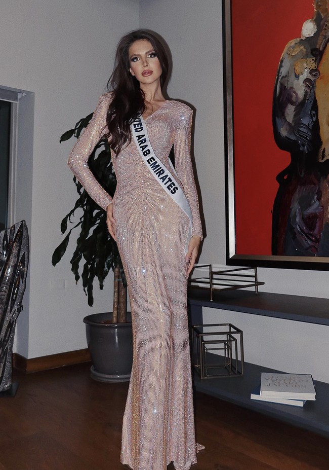 Emilia menikah dengan seorang pria Emirat dan telah tinggal di Dubai selama lebih dari 10 tahun. Meski berasal dari Kosovo, Emilia fasih berbahasa Arab. Foto: dok. Instagram @miss_dobreva_official