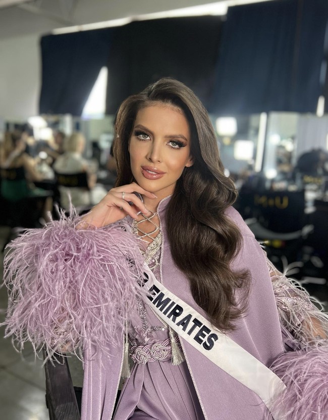 Karier model Emilia dimulai sejak usia 12 tahun. Ia telah berjalan di panggung mode bergengsi seperti Dubai Fashion Week dan New York Fashion Week, serta menghiasi berbagai sampul majalah. Sebelum dinobatkan sebagai Miss Universe UAE lewat audisi hand-pick, Emilia telah memenangkan gelar Miss Friendship International pada 2019. Foto: dok. Instagram @miss_dobreva_official